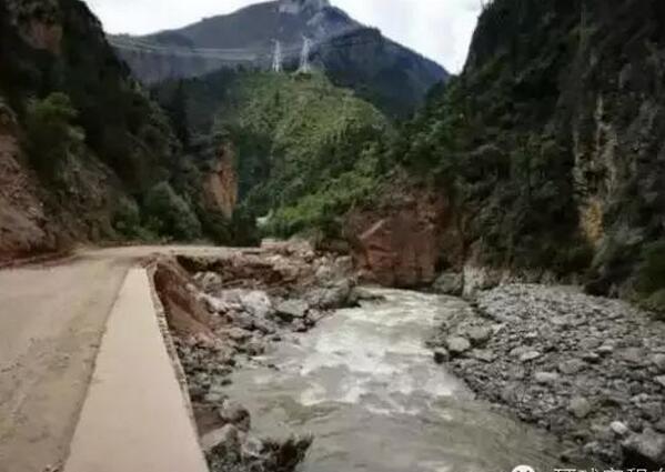 芒康-巴塘新路面新路況，可不好走